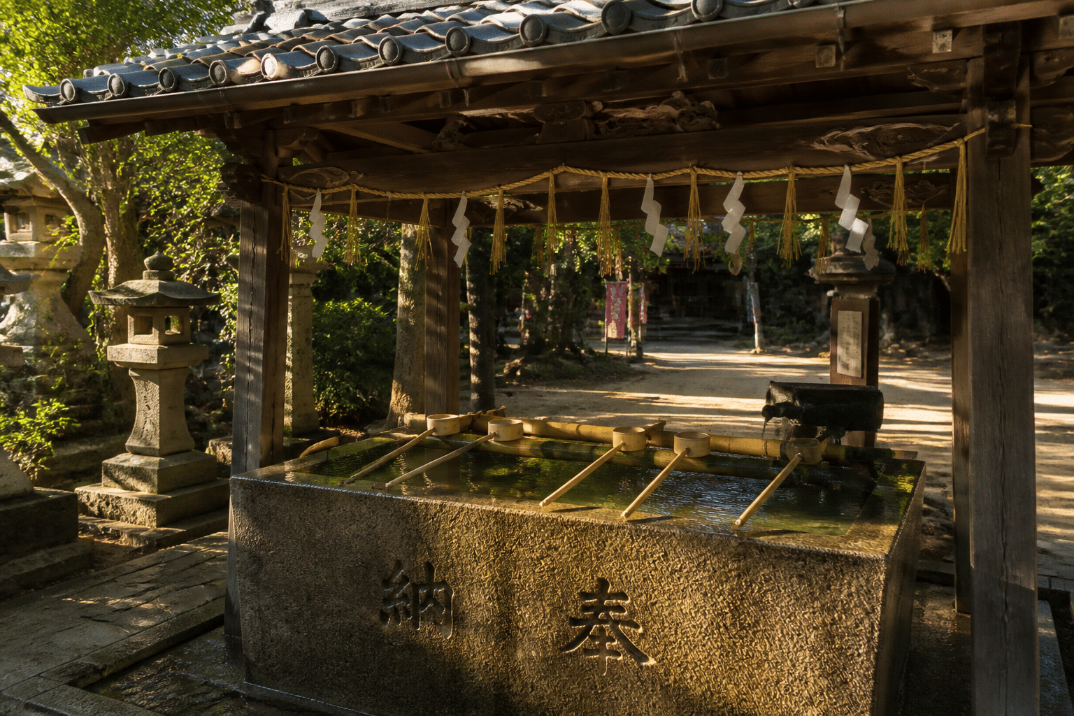 Chozuya, pavillon de purification d'un sanctuaire shinto avec ses louches en bambou
