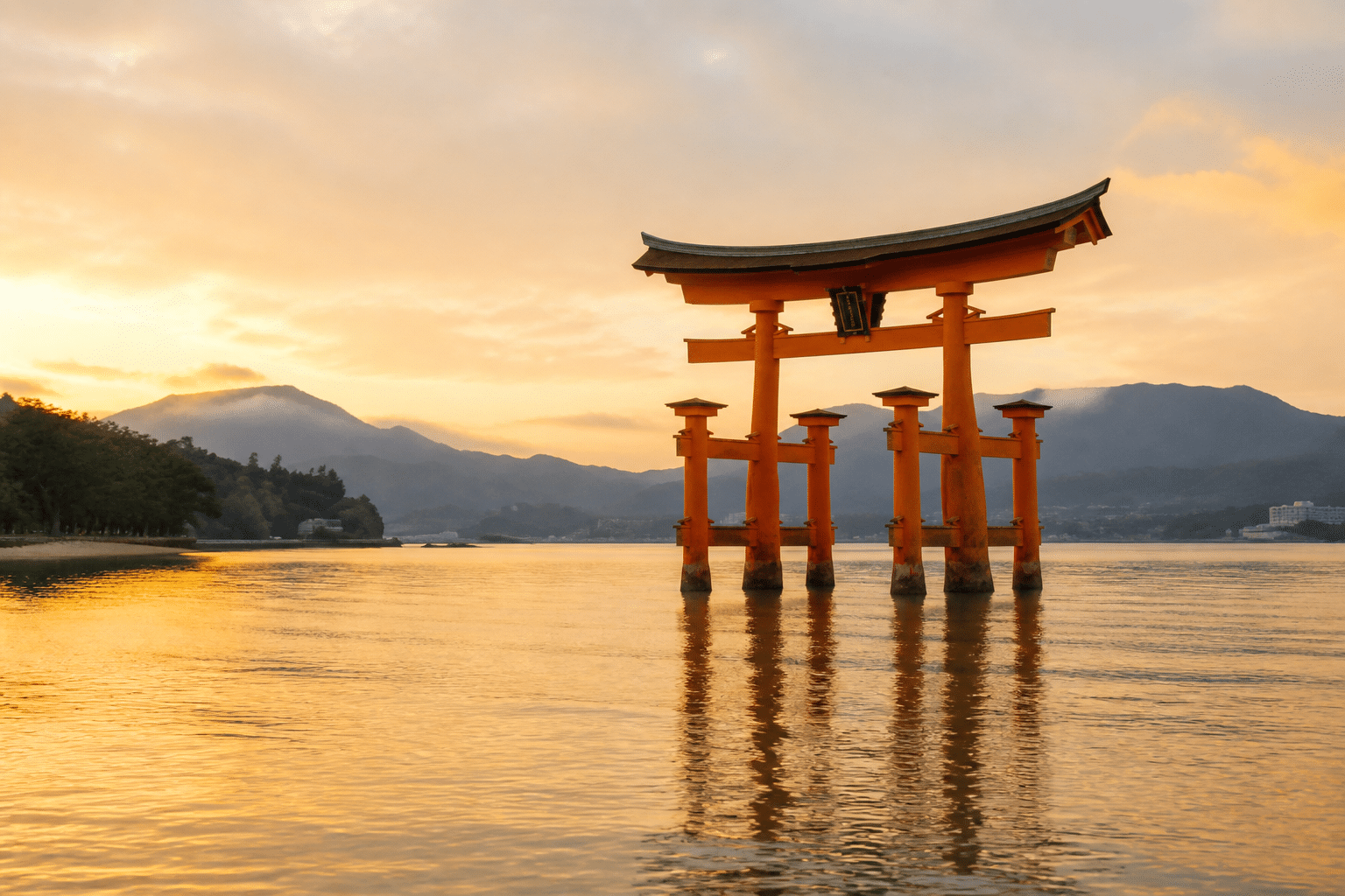 Torii flottant d'Itsukushima Jinja sur l'île de Miyajima au coucher du soleil