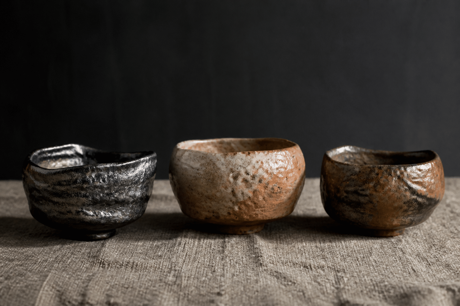 Trois bols en céramique raku faits main, formes asymétriques et glaçures imparfaites
