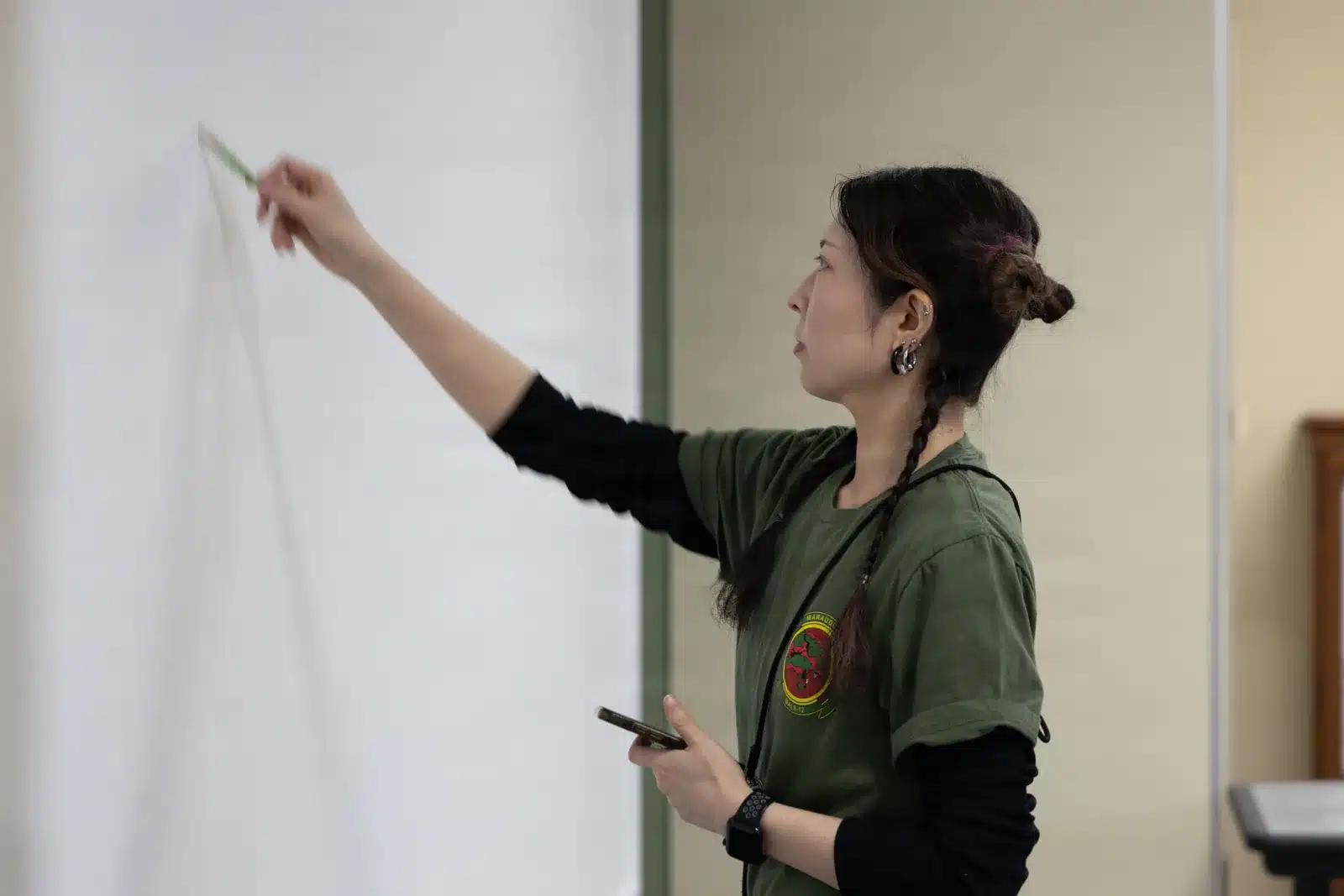 Devenir mangaka au Japon : formation, rythme de travail et salaire réel